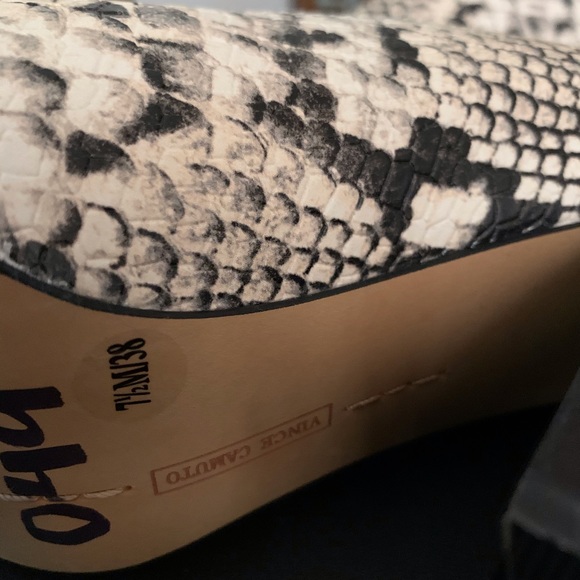 VINCE CAMUTO.  BOOTS - Picture 6 of 8